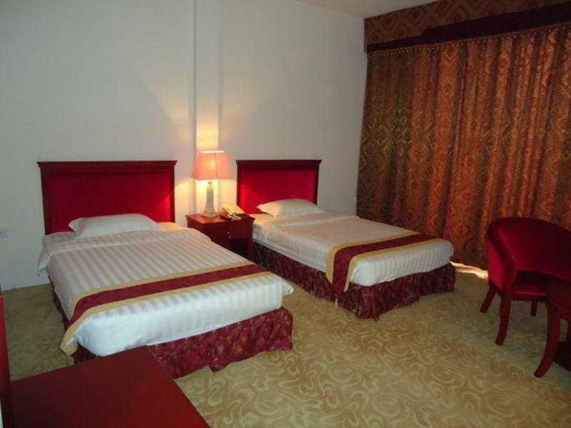 Tilko City Hotel Джафна Екстериор снимка