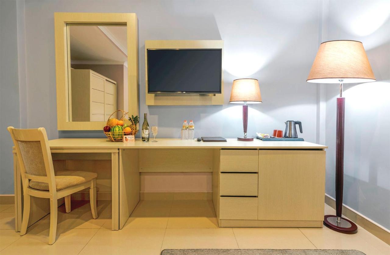 Tilko City Hotel Джафна Екстериор снимка